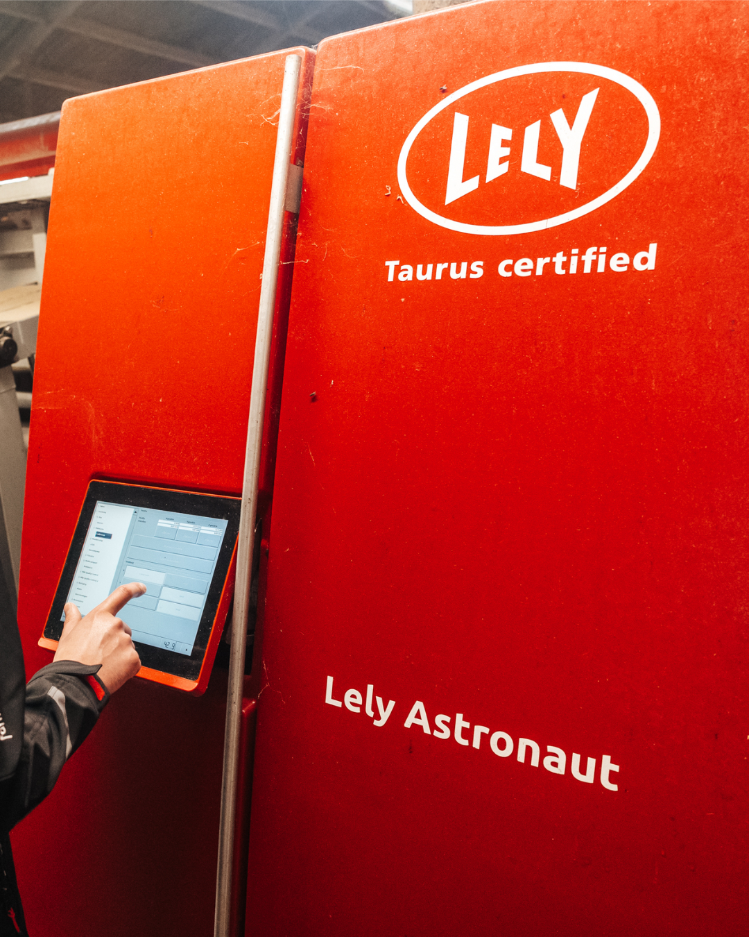 Veehouder met een Pre-Owned Lely melkrobot